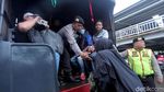 Penumpang KRL Stasiun Bogor Manfaatkan Bus dan Truk Polisi