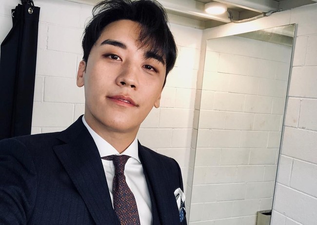 Seungri Bigbang mengungkap dirinya akan pensiun dari dunia hiburan. Melalui akun Instagram, Seungri mengaku jika kasusnya telah menimbulkan kegaduhan yang terlalu besar. Untuk menyelamatkan nama agensi dan grupnya, ia memutuskan untuk mundur. Menurut YG Entertainment, hal ini adalah keputusannya sendiri dan tidak didiskusikan dengan agensi. Foto: Instagram/Fansite