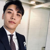 Seungri Bigbang mengungkap dirinya akan pensiun dari dunia hiburan. Melalui akun Instagram, Seungri mengaku jika kasusnya telah menimbulkan kegaduhan yang terlalu besar. Untuk menyelamatkan nama agensi dan grupnya, ia memutuskan untuk mundur. Menurut YG Entertainment, hal ini adalah keputusannya sendiri dan tidak didiskusikan dengan agensi. Foto: Instagram/Fansite
