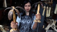 Hasil kerajinan batok kelapa itu pun dijual dengan harga yang beragam, mulai dari Rp. 30.000-Rp. 60.000 untuk satu itemnya.