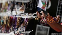 Pedagang itu bercerita jumlah wisatawan yang berkunjung menurun usai terjadinya tsunami Banten. Akibatnya, penjualan pernak-pernik souvenir di Pulau Harapan pun menurun.