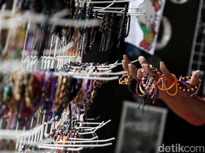 Melihat Ragam Pernak-pernik Souvenir Pulau Harapan