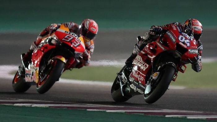 Marc Marquez berduel dengan Andrea Dovizioso di MotoGP Qatar. (Foto: Karim Jaafar / AFP Photo)