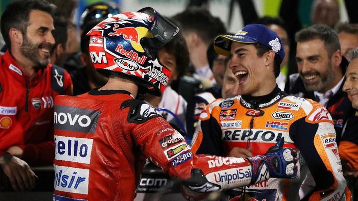 Andrea Dovizioso dan Marc Marquez terlibat duel sengit di MotoGP Qatar (REUTERS/Ibraheem Al Omari) Andrea Dovizioso dan Marc Marquez terlibat duel sengit di MotoGP Qatar (REUTERS/Ibraheem Al Omari)