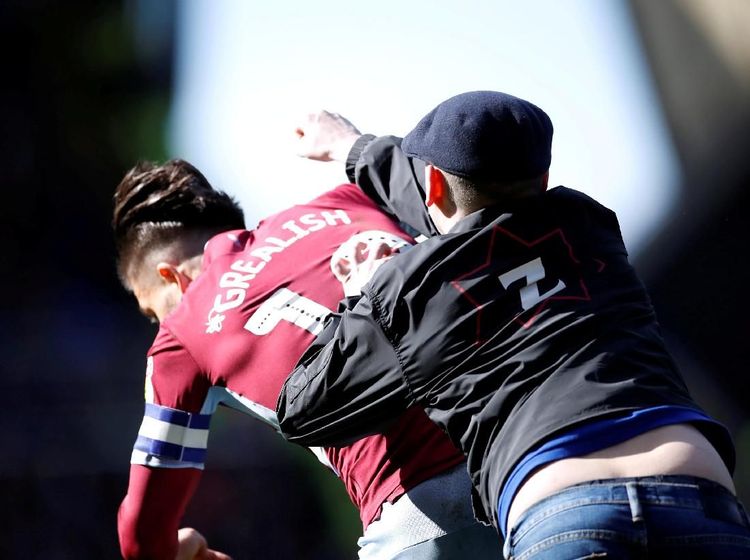 Cantona, Beckham, Hingga Neymar: 10 Pemain yang Ribut dengan Suporter