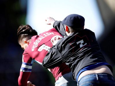 Cantona, Beckham, Hingga Neymar: 10 Pemain yang Ribut dengan Suporter