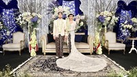 Setelah berpacaran selama belasan tahun, akhirnya cucu Presiden ke-2 RI Soeharto resmi menikahi kekasihnya Kezia Toemion pekan lalu. Anak dari pasangan Bambang Trihatmodjo dan Halimah itu tampak begitu bahagia (keziatoemion/Instagram)