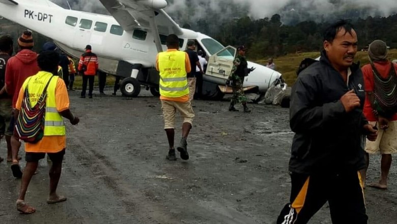 Pesawat Tergelincir di Bandara Puncak Papua Pesawat Tergelincir di Bandara Puncak Papua