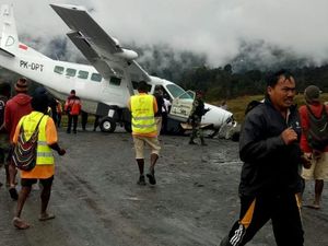 Pesawat Tergelincir di Bandara Puncak Papua