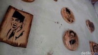 Selain itu, kerajinan dari batok kelapa tersebut juga diolah menjadi gantungan kunci hingga hiasan dinding bergambar tokoh-tokoh terkenal, salah satunya adalah sosok Soekarno.