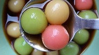 Ronde yang terbuat dari adonan ketan diisi adonan kacang dan gula lalu disajikan dengan wedang jahe hangat. Foto: Instagram@ debbie_ariesthea