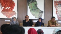 Ofy Safiana (Deputi Bidang Pengembangan Bahan Pustaka dan Jasa Informasi), bersama Joko Santoso (Kepala Biro Hukum dan Perencanaan Perpustakaan RI), Sri Sumekar (Sekretaris Utama Perpustakaan Nasional RI), Bachtiar (Kepala Pusat Penerangan Kemendagri) dan Woro Titi Haryanti (Diputi Pengembangan Sumber Daya Perpustakaan), memberikan keterangan jelang Rapat Koordinasi Nasional (Rakornas) Bidang Perpustakaan 2019, di Jakarta, Senin (11/03/2019).