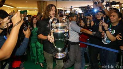 Carles Puyol Sapa Fans di Jakarta