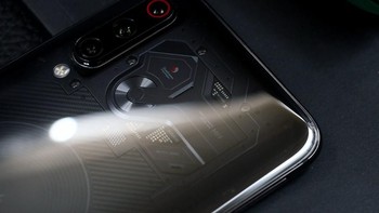 Secara spesifikasi Mi 9 Transparent Edition tidak jauh berbeda dengan versi standar. Foto: PC Home