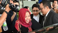 Tampak senyum cerah menghiasi wajah Aisyah yang sebelumnya terancam hukuman mati dalam kasus pembunuhan ini. Foto: Photo by MOHD RASFAN/AFP