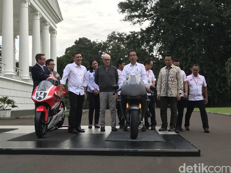 Jokowi saat naik di atas Honda RC213V-S. Foto: Ray Jordan/detiksport Jokowi saat naik di atas Honda RC213V-S. Foto: Ray Jordan/detiksport