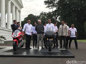 Canda Jokowi Soal Ikutan Balap MotoGP di Sirkuit Mandalika