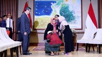 Siti Aisyah bertemu dengan orang tuanya di ruang Nusantara. Mengenakan kerudung cokelat, mata Aisyah berkaca-kaca. Ayahnya sempat mencium kaki Aisyah, sedangkan ibunya berkali-kali mengusap air mata saat melihat anaknya di hadapan Menlu Retno Marsudi dan Menkum HAM Yasonna H Laoly.
