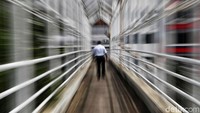 JPO itu merupakan akses satu-satunya untuk menyeberang di kawasan tersebut.