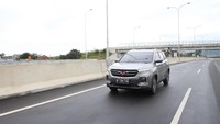 Ketika dipacu di jalan tol, kami mencoba pakai mode S. Dari mode D, tinggal geser tuas persneling ke belakang ke huruf S. Mode ini membuat mobil bermain di RPM tinggi sehingga lebih responsif. Istimewa/Wuling Motors Indonesia.