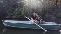 Dalam banyak kesempatan, keduanya pun sering traveling bareng. Tak jarang, keduanya menunjukkan momen mesra bersama. Ini saat naik perahu bareng di New York (keziatoemion/Instagram)
