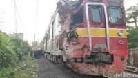 Penampakan kaca kepala KRL yang pecah dan besi-nya yang penyok (Foto: Matius Alfons/detikcom)