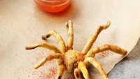 Hii gorengan yang satu ini cukup menyeramkan. Terbuat dari tarantula utuh yang kemudian dilapisi tepung dan digoreng hingga renyah. Makanya pakai sambal cocolan. Foto: Istimewa