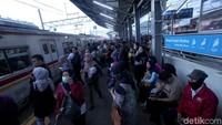 KRL rute Jakarta-Bogor sudah bisa berangkat dari dan sampai ke Stasiun Bogor lagi hari ini. Meski begitu, baru satu jalur yang digunakan jadi kereta harus antre saat akan lewat.