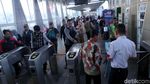 Imbas KRL Terguling, Penumpang Menumpuk di Stasiun Bojong Gede