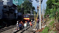 Meskipun begitu, lntasan kereta Jakarta-Bogor-Jakarta sempat lumpuh pada Minggu (10/3) karena ada KRL terguling. Pagi ini, jalur tersebut sudah kembali dilintasi KRL.