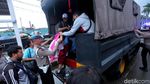 Penumpang KRL Stasiun Bogor Manfaatkan Bus dan Truk Polisi