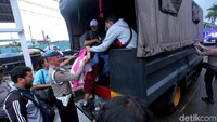 Kasubag Humas Polresta Bogor AKP Silvia Sukma Rosa mengatakan bus dan truk ini akan beroperasi hingga siang nanti.