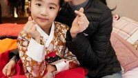 Berpose dengan Oh Ah Rin si pemeran Putri Ari, Nara malah terlihat akan melahap hiasan kepala yang dikenakan Ah Rin kala itu. Ada ada aja, ya! Foto: Instagram nara0318