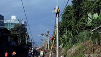 Tiga gerbong yang terguling telah dievakuasi kereta penolong pagi ini ke Dipo KRL Bogor. Selain itu, lima gerbong lainnya telah dievakuasi pada Minggu (10/3) ke Dipo KRL Depok.