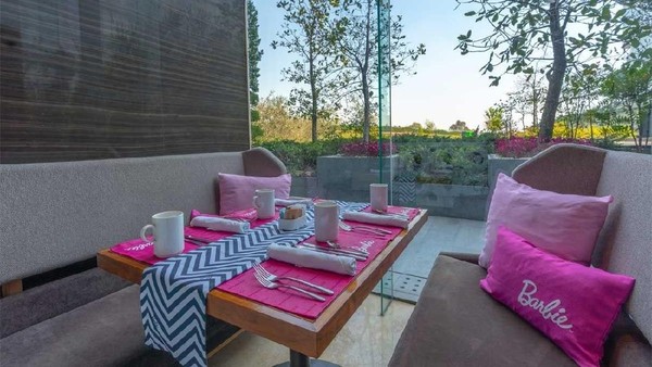 Masuk ke dalam restoran, kamu akan menemukan menu-menu lucu. Juga dekorasi tempat makan yang dibumbui warna pink. (dok Hilton Hotels & Resorts)