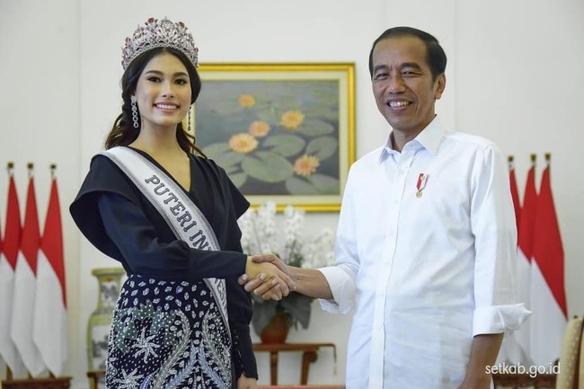 Tak kalah cantiknya, Puteri Indonesia 2019 Frederika Alexis Cull. Ia juga memakai gaun bernuansa senada. Hanya saja modelnya dibedakan. (Foto: Dok. Sekretariat Kabinet)