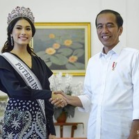 Tak kalah cantiknya, Puteri Indonesia 2019 Frederika Alexis Cull. Ia juga memakai gaun bernuansa senada. Hanya saja modelnya dibedakan. (Foto: Dok. Sekretariat Kabinet)