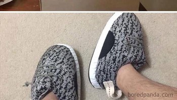Kala beli sepatu yang tak sesuai dengan gambar di online. (Foto: Boredpanda)