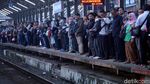 Imbas KRL Terguling, Penumpang Menumpuk di Stasiun Bojong Gede