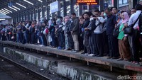 Begini Potret Penumpukan Penumpang Kereta di Stasiun Bojong Gede, Senin (11/3/2019) pagi.