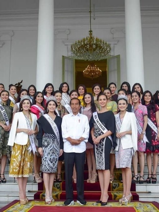 Sebagaimana diketahui, gelar utama Puteri Indonesia 2019 jatuh ke tangan Frederika Alexis Cull dari Jakarta 1. Sedangkan Wakil Sulawesi Utara Jolene Marie Cholock Rotinsulu meraih gelar Runner-Up I sekaligus Puteri Indonesia Lingkungan. Lalu Jesica Fitriana Martasari asal Jawa Barat dinobatkan sebagai Runner-Up II dan mendapat gelar Puteri Indonesia Pariwisata. (Foto: Dok. Sekretariat Kabinet)