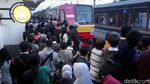 Imbas KRL Terguling, Penumpang Menumpuk di Stasiun Bojong Gede