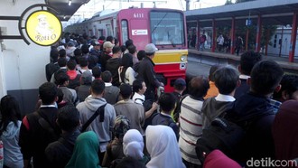 Ternyata Ini Biang Kerok Penumpukan Penumpang di Stasiun KRL