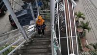 Atap JPO dipenuhi dengan coret-coretan. Selain itu, cat pagar JPO juga mulai kusam dan mengelupas.