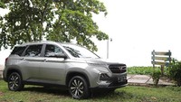 Wuling Almaz pakai desain grille dua palang horizontal, Chevrolet Captiva 2019 grille-nya pakai tiga palang horizontal. Bentuknya mirip pakai grille segi enam. Foto: Dok. Wuling Motors Indonesia