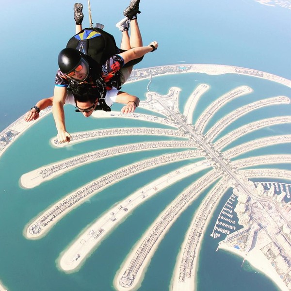 Pria berusia 27 tahun ini suka aktivitas menantang. Main skydiving di Dubai saja dicobanya (Instagram/tmski) Pria berusia 27 tahun ini suka aktivitas menantang. Main skydiving di Dubai saja dicobanya (Instagram/tmski)