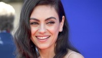 Senyum Mila Kunis membuat para pria jatuh hati. Frazer Harrison/Getty Images