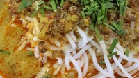 Taburan yang unik laksa Tangerang adalah kucai cincang. Rasa segar renyahnya bikin laksa makin enak. Foto: Instagram @kuliner_with_mark