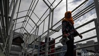 JPO yang rusak itu merupakan akses bagi warga yang bekerja di ruko-ruko kawasan ITC Mangga Dua.