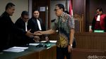 Ekspresi Sekjen dan Bendahara KONI Saat Jalani Sidang Perdana